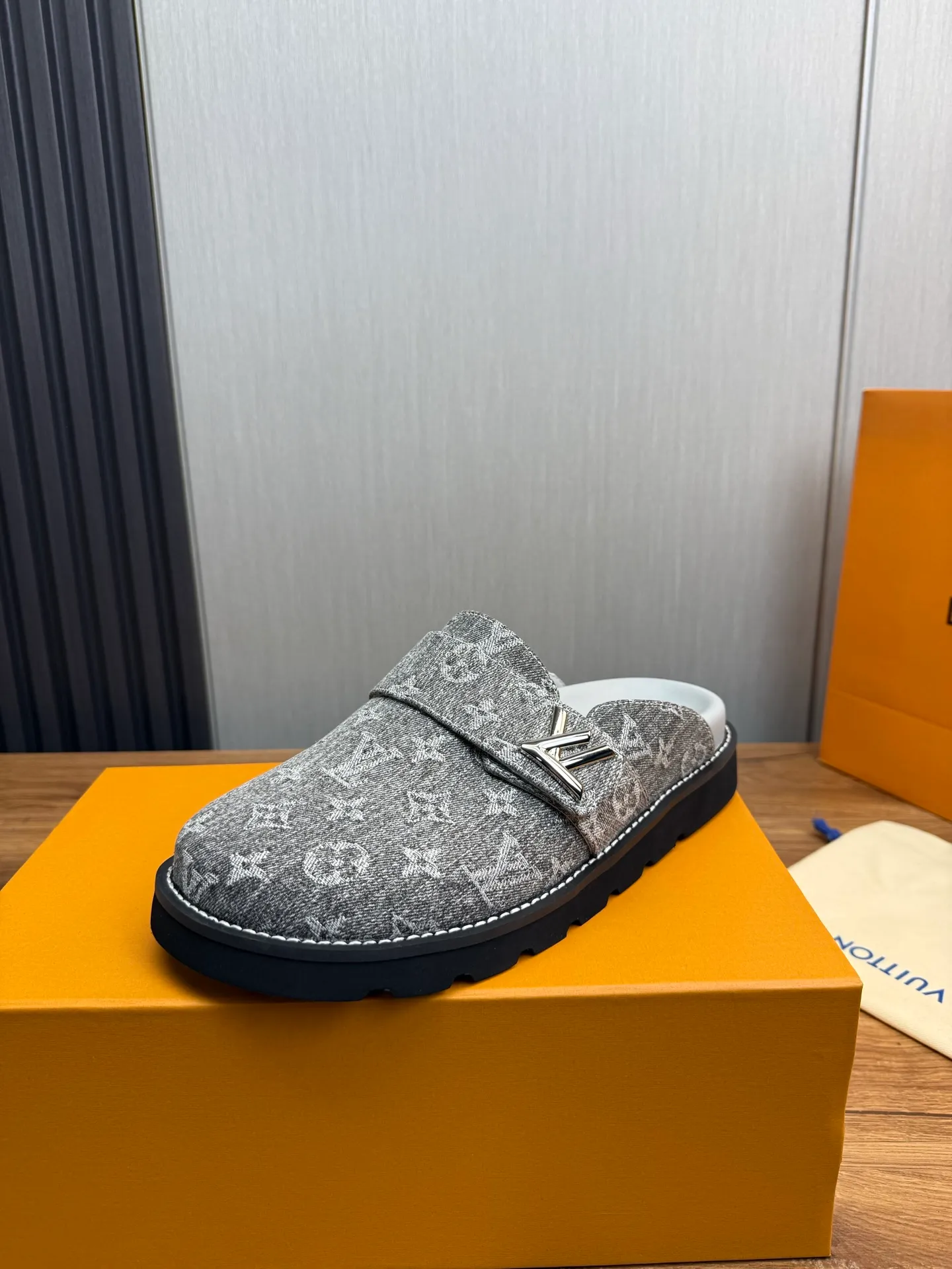 Men's shoes 💰420💰 Lv. hot selling men's slippers 🔥 🩴Official website one to one production 38-45 sizes 45 46 🉑️Customized!
